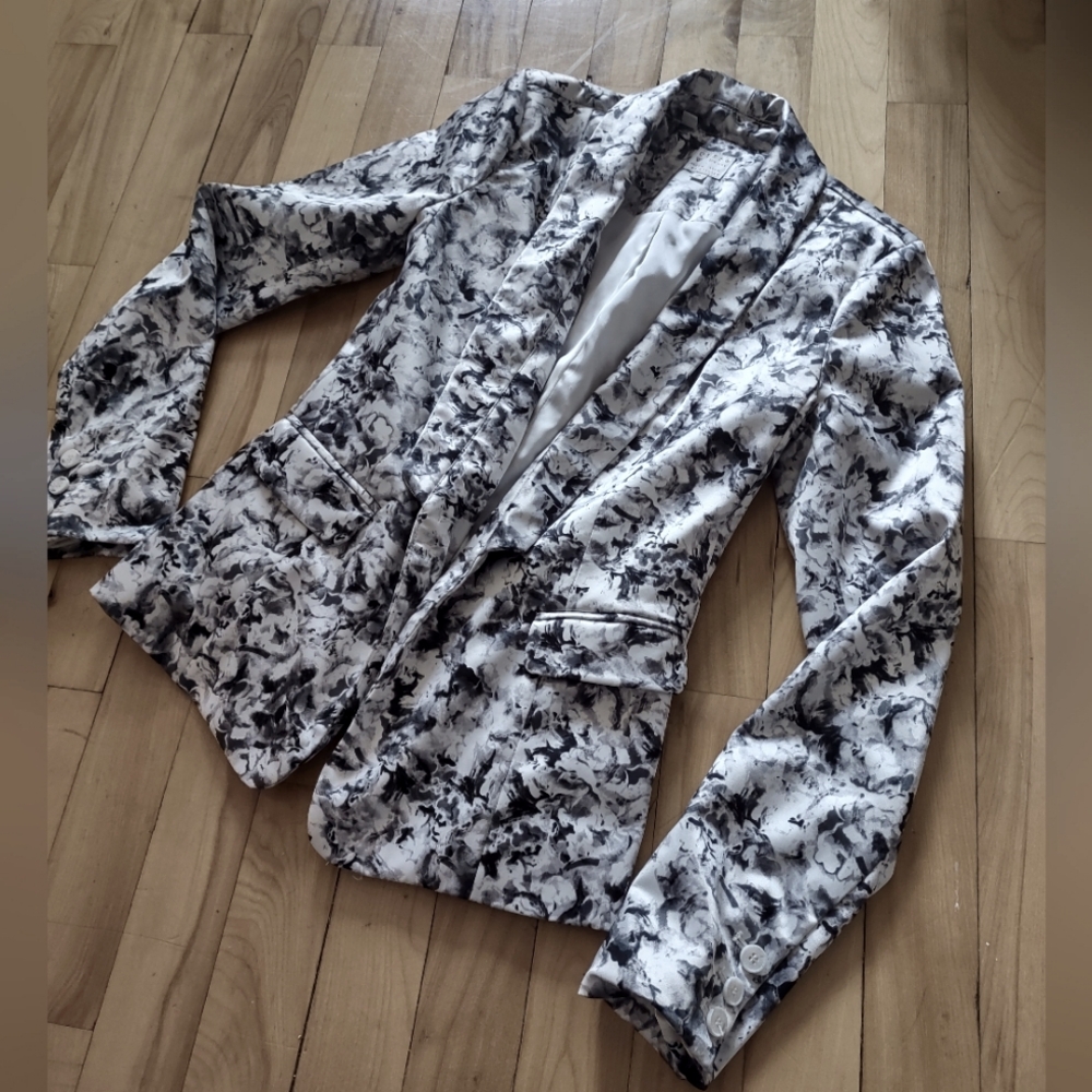 GUESS  Black and white floral blazer with a soft and silky texture